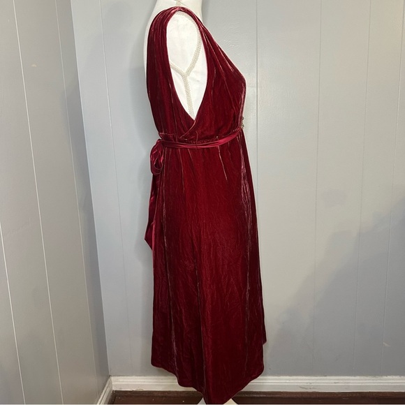 Laundry by Shelli Segal Red Velvet Gown | Size 8 | Crystal Brooch Detail | NWT - Picture 3 of 6